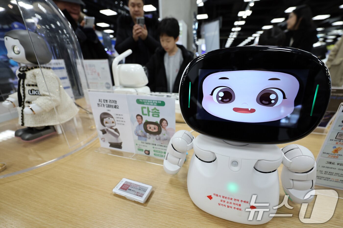 본문 이미지 - 1일 서울 영등포구 이마트 일렉트로마트 영등포점에 로봇이 진열돼 있다. 이마트 일렉트로마트 영등포점은 국내 최초로 휴머노이드 로봇을 포함한 개인용 로봇 상품 14종을 판매한다. 2026.2.1 ⓒ 뉴스1 황기선 기자