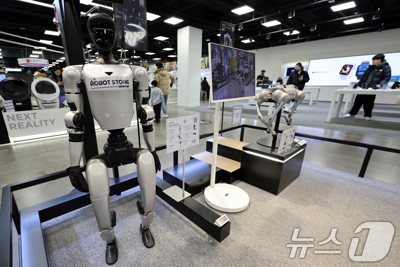 (서울=뉴스1) 황기선 기자 = 1일 서울 영등포구 이마트 일렉트로마트 영등포점에 로봇이 진열돼 있다.이마트 일렉트로마트 영등포점은 국내 최초로 휴머노이드 로봇을 포함한 개인용 로 …