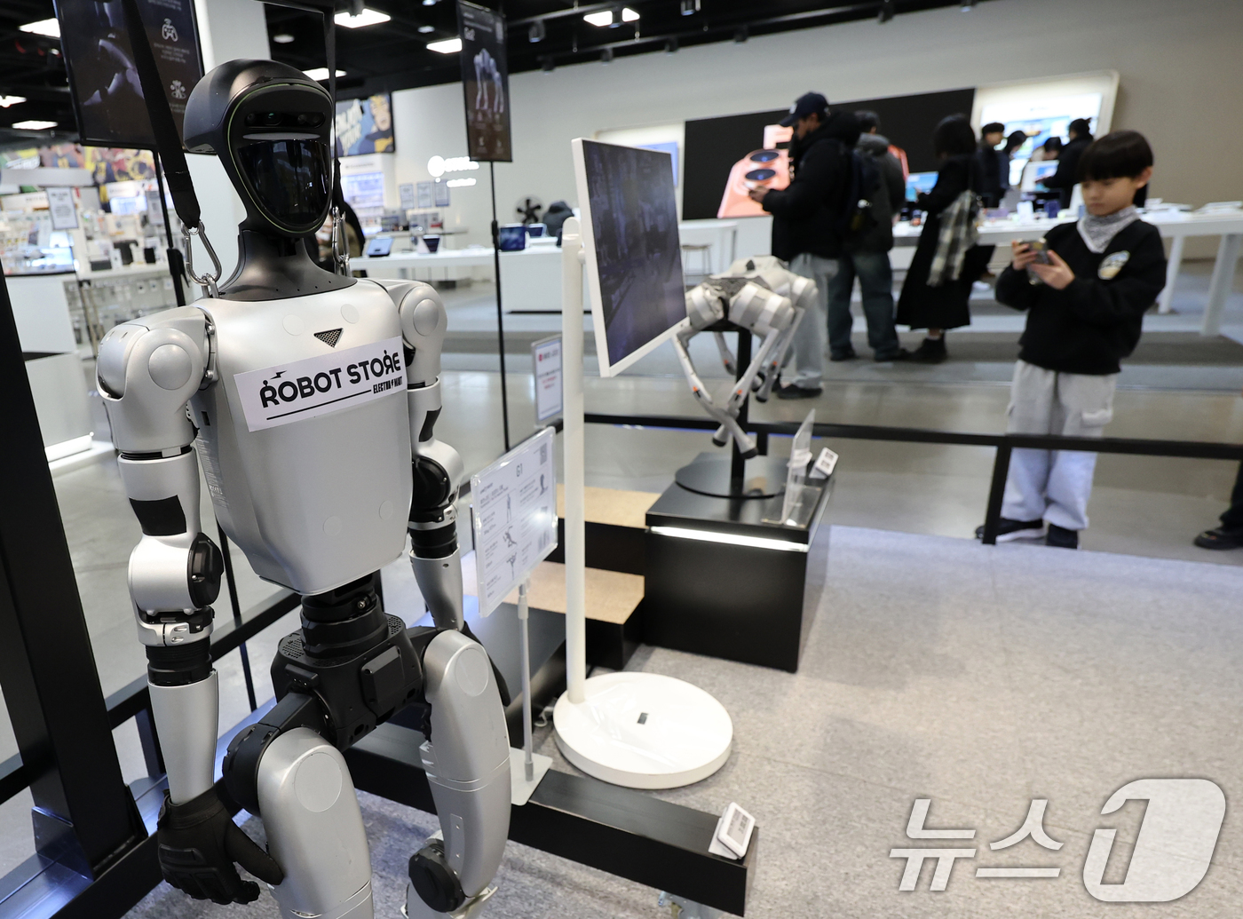 (서울=뉴스1) 황기선 기자 = 1일 서울 영등포구 이마트 일렉트로마트 영등포점에 로봇이 진열돼 있다.이마트 일렉트로마트 영등포점은 국내 최초로 휴머노이드 로봇을 포함한 개인용 로 …