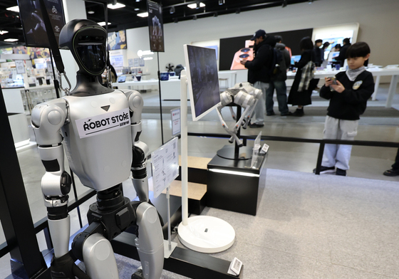 '마트에서 장보며 로봇 산다'…이마트, 휴머노이드 로봇 판매