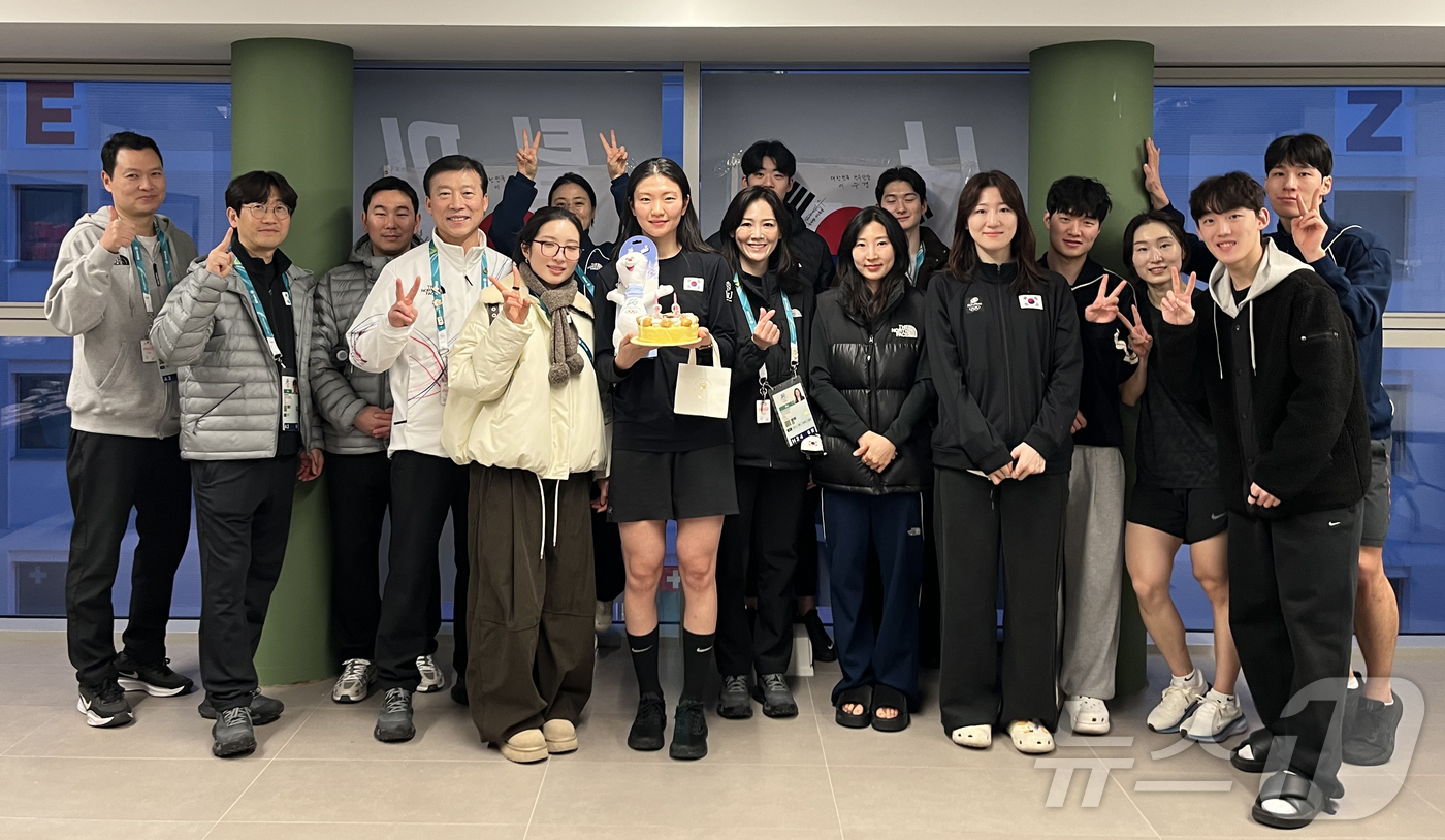 (서울=뉴스1) 김진환 기자 = 쇼트트랙 여자 국가대표 심석희(가운데)가 1일(한국시간) 2026 밀라노·코르티나담페초 동계 올림픽이 열리는 이탈리아 밀라노 올림픽 선수촌에서 임원 …