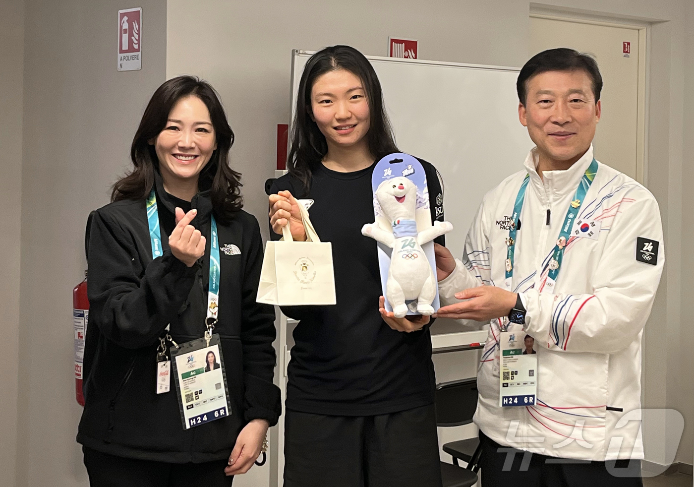 (서울=뉴스1) 김진환 기자 = 쇼트트랙 여자 국가대표 심석희(가운데)가 1일(한국시간) 2026 밀라노·코르티나담페초 동계 올림픽이 열리는 이탈리아 밀라노 올림픽 선수촌에서 이수 …