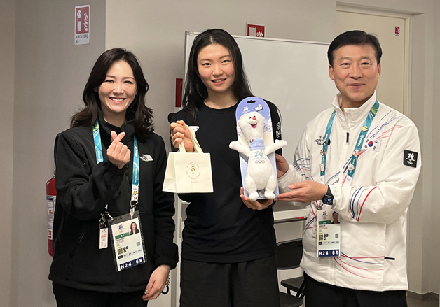 심석희 생일 축하해주는 이수경 선수단장·김택수 부단장