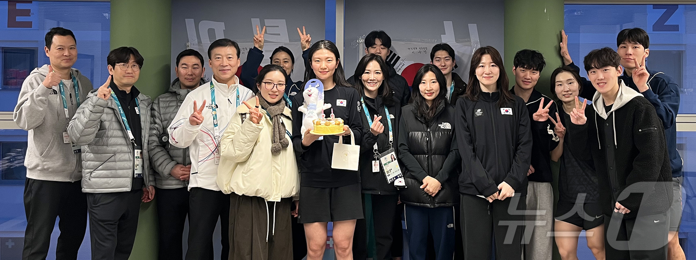 (서울=뉴스1) 김진환 기자 = 쇼트트랙 여자 국가대표 심석희(가운데)가 1일(한국시간) 2026 밀라노·코르티나담페초 동계 올림픽이 열리는 이탈리아 밀라노 올림픽 선수촌에서 임원 …