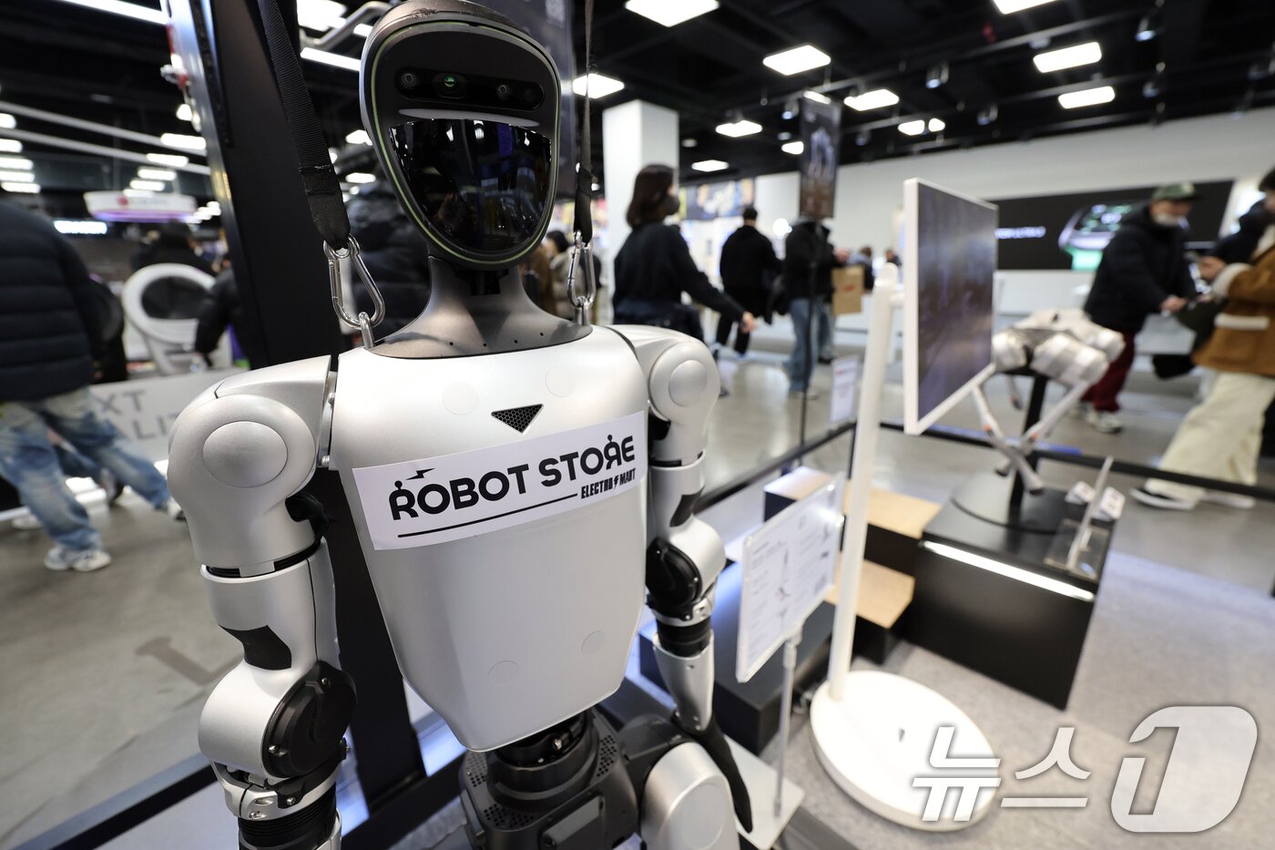 본문 이미지 - 1일 서울 영등포구 이마트 일렉트로마트 영등포점에 로봇이 진열돼 있다. 이마트 일렉트로마트 영등포점은 국내 최초로 휴머노이드 로봇을 포함한 개인용 로봇 상품 14종을 판매한다. 2026.2.1 ⓒ 뉴스1 황기선 기자