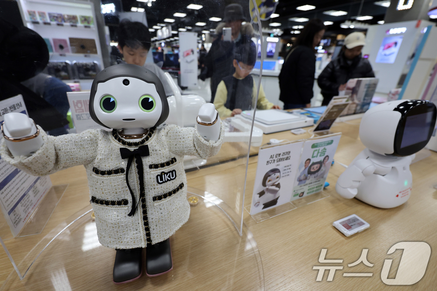 (서울=뉴스1) 황기선 기자 = 1일 서울 영등포구 이마트 일렉트로마트 영등포점에 로봇이 진열돼 있다.이마트 일렉트로마트 영등포점은 국내 최초로 휴머노이드 로봇을 포함한 개인용 로 …