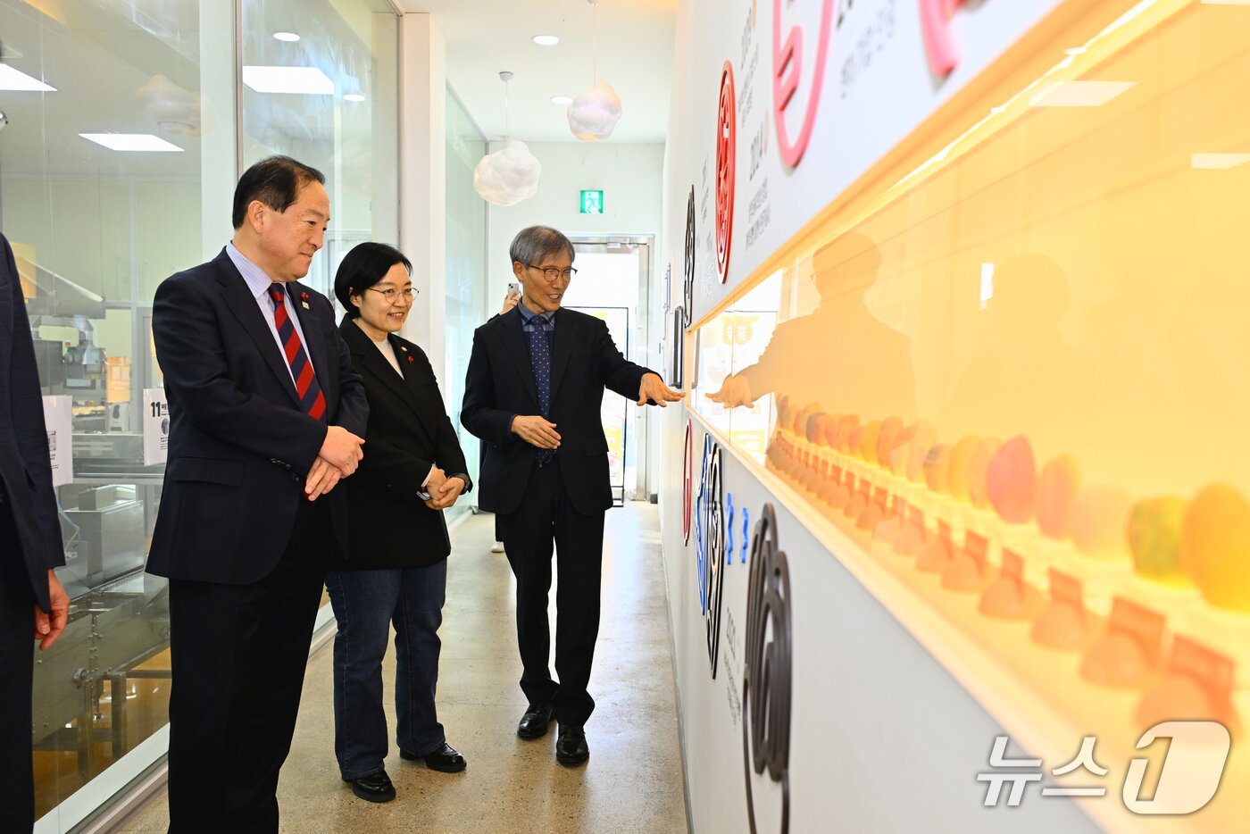 본문 이미지 - 강원 속초 지역 기업 '과자의 성' 내부를 둘러보는 한성숙 중기부 장관(사진 가운데)과 이병선 속초시장.(사진 왼쪽. 속초시 제공, 재판매 및 DB 금지) 2026.2.1/뉴스1