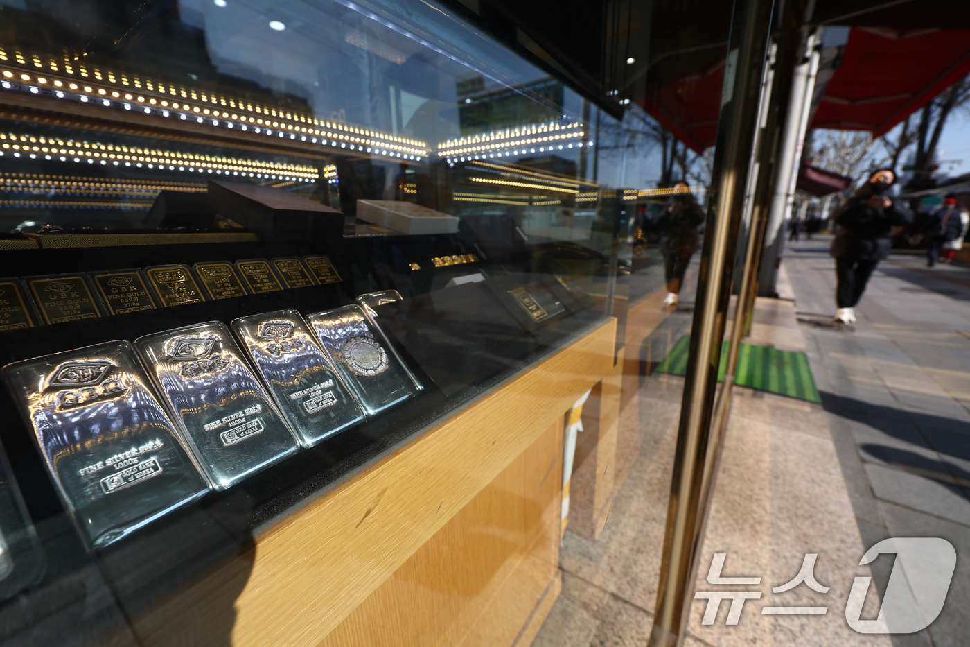 (서울=뉴스1) 김민지 기자 = 도널드 트럼프 미국 대통령이 케빈 워시 전 연방준비제도(Fed) 이사를 차기 연준 의장 후보로 지명하면서 국제 은 가격이 31%, 금 가격이 11% …