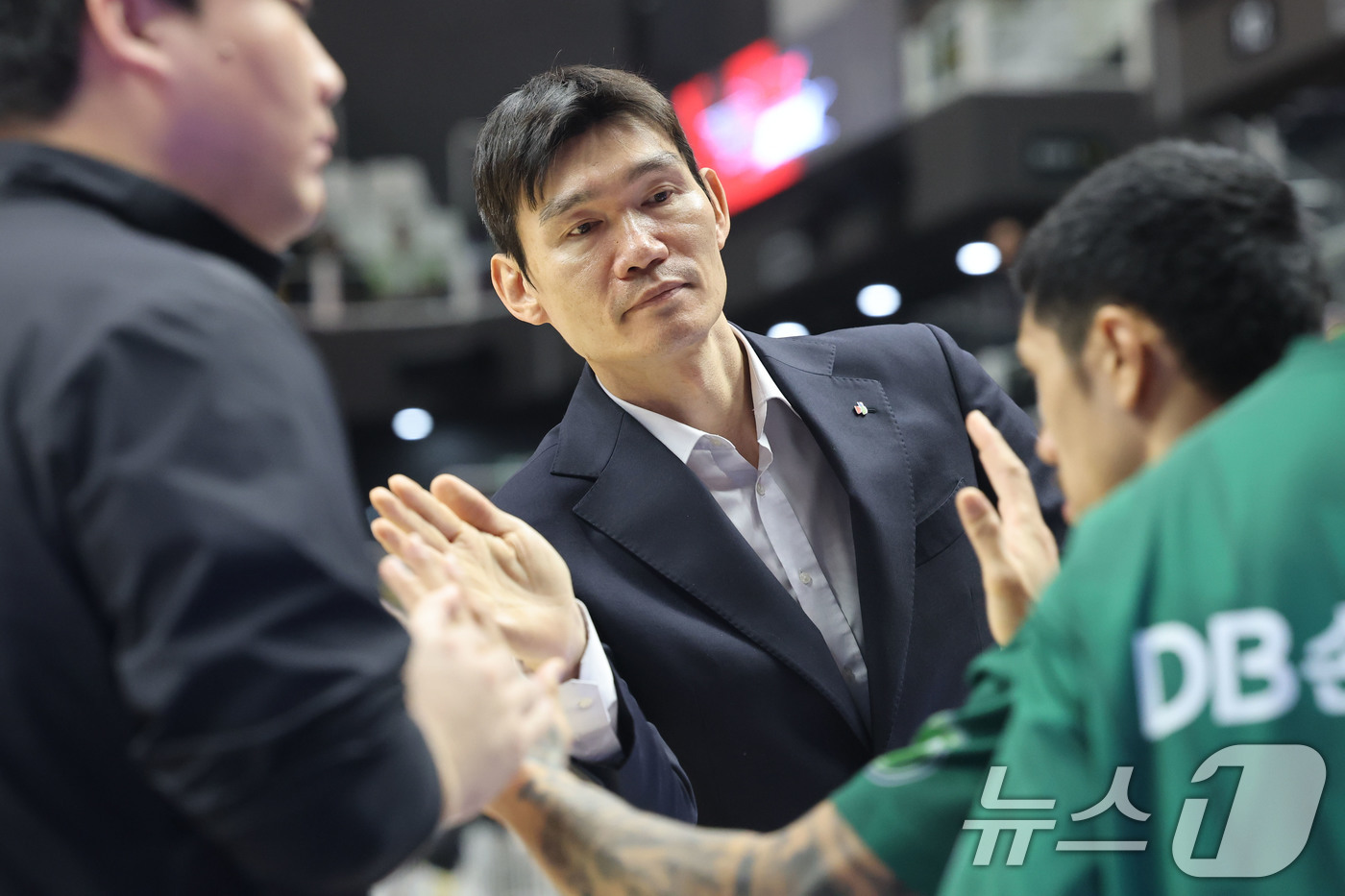 (수원=뉴스1) 이광호 기자 = 김주성 원주DB 감독이 1일 오후 경기 수원KT소닉붐아레나에서 열린 2025-2026 LG전자 프로농구 수원KT와 원주DB의 경기에서 선수들과 하이 …