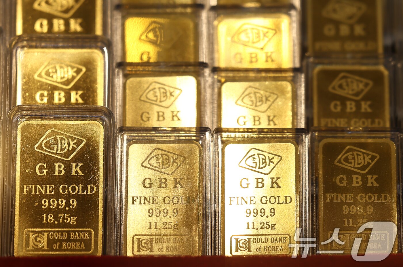 본문 이미지 - 도널드 트럼프 미국 대통령이 케빈 워시 전 연방준비제도(Fed) 이사를 차기 연준 의장 후보로 지명하면서 국제 은 가격이 31%, 금 가격이 11% 폭락한 1일 오후 서울 시내 금은방에 골드바가 진열돼 있다. 이날 국제 금값과 은값은 1980년 이후 최고 낙폭을 기록했다. 2026.2.1/뉴스1 ⓒ News1 김민지 기자