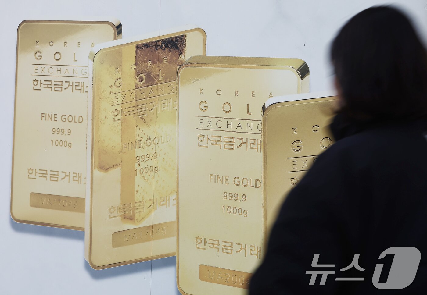 본문 이미지 - 도널드 트럼프 미국 대통령이 케빈 워시 전 연방준비제도(Fed) 이사를 차기 연준 의장 후보로 지명하면서 국제 은 가격이 31%, 금 가격이 11% 폭락한 1일 오후 서울 시내 귀금속 거리 모습. 이날 국제 금값과 은값은 1980년 이후 최고 낙폭을 기록했다. 2026.2.1/뉴스1 ⓒ News1 김민지 기자