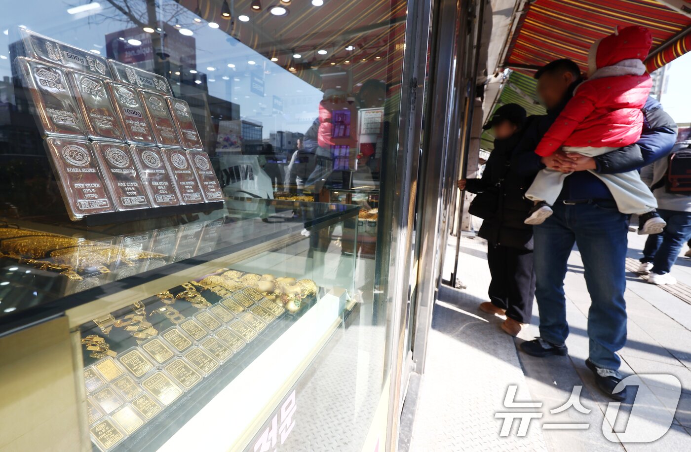 본문 이미지 - 도널드 트럼프 미국 대통령이 케빈 워시 전 연방준비제도(Fed) 이사를 차기 연준 의장 후보로 지명하면서 국제 은 가격이 31%, 금 가격이 11% 폭락한 1일 오후 서울 시내 금은방에 골드바와 실버바 등이 진열돼 있다. 이날 국제 금값과 은값은 1980년 이후 최고 낙폭을 기록했다. 2026.2.1/뉴스1 ⓒ News1 김민지 기자