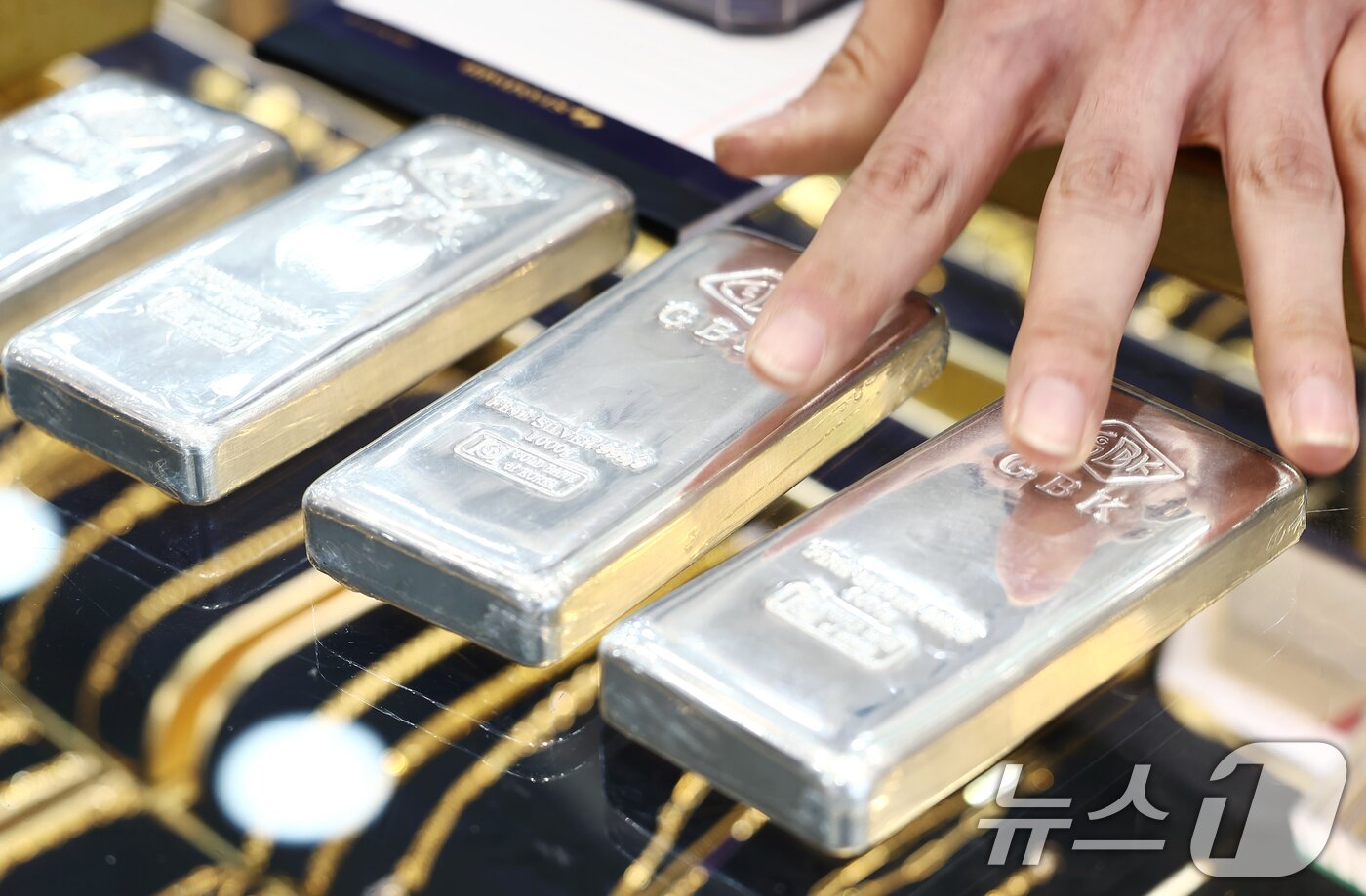 본문 이미지 - 도널드 트럼프 미국 대통령이 케빈 워시 전 연방준비제도(Fed) 이사를 차기 연준 의장 후보로 지명하면서 국제 은 가격이 31%, 금 가격이 11% 폭락한 1일 오후 서울 시내 금은방에 실버바가 진열돼 있다. 이날 국제 금값과 은값은 1980년 이후 최고 낙폭을 기록했다. 2026.2.1/뉴스1 ⓒ News1 김민지 기자