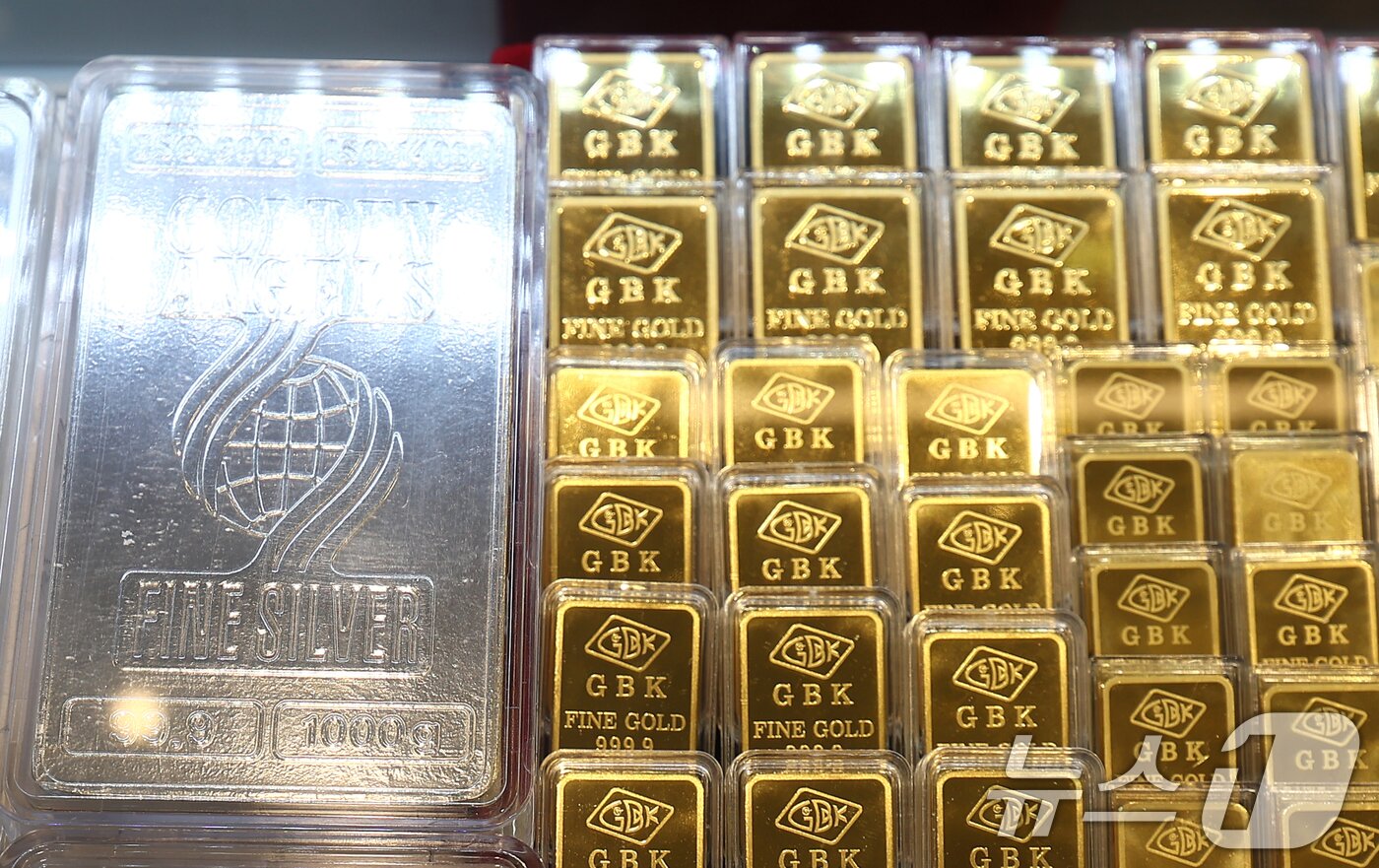 본문 이미지 - 도널드 트럼프 미국 대통령이 케빈 워시 전 연방준비제도(Fed) 이사를 차기 연준 의장 후보로 지명하면서 국제 은 가격이 31%, 금 가격이 11% 폭락한 1일 오후 서울 시내 금은방에 골드바와 실버바 등이 진열돼 있다.  2026.2.1/뉴스1 ⓒ News1 김민지 기자