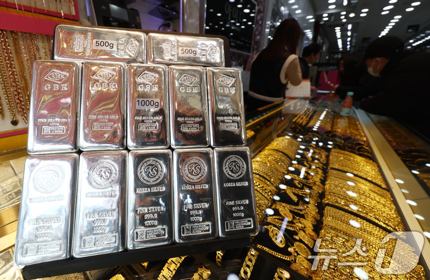 본문 이미지 - 서울 시내 금은방에 골드바와 실버바 등이 진열돼 있다.  2026.2.1/뉴스1 ⓒ News1 김민지 기자