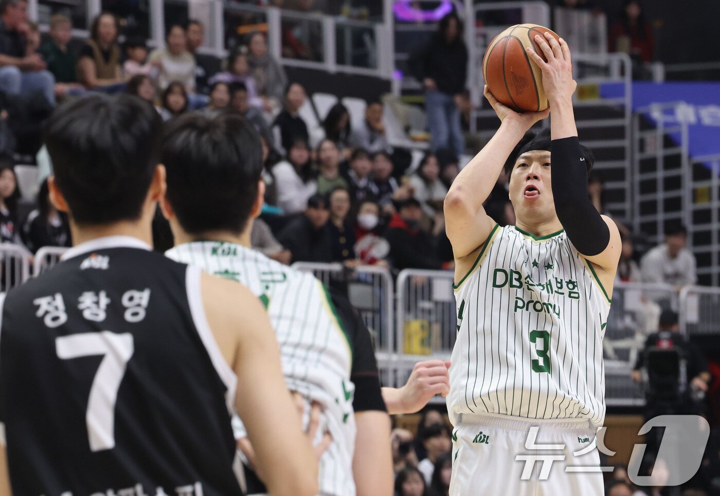 본문 이미지 - 1일 오후 경기 수원KT소닉붐아레나에서 열린 2025-2026 LG전자 프로농구 수원 KT와 원주 DB의 경기에서 DB 이정현이 슛을 시도하고 있다. 2026.2.1/뉴스1 ⓒ News1 이광호 기자