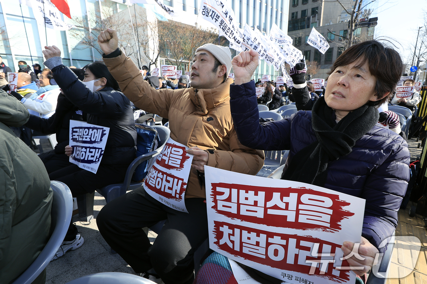 (서울=뉴스1) 박정호 기자 = 1일 오후 서울 송파구 송파대로 쿠팡 본사 앞에서 열린 쿠팡 피해자 행동의 날 집회에 참석한 고 장덕준 씨 어머니 박미숙 씨(오른쪽부터)와 고 최성 …