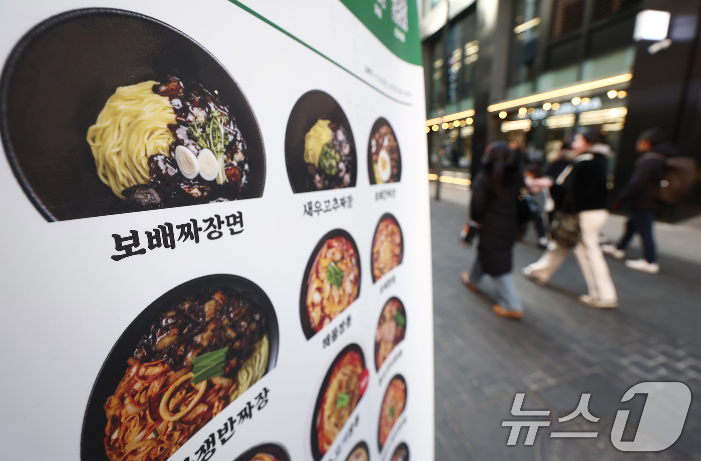 (서울=뉴스1) 김민지 기자 = 서민 음식으로 꼽히던 짜장면 가격이 눈에 띄게 오르며 외식비 부담을 키우고 있다.1일 한국소비자원 참가격에 따르면 지난해 서울의 평균 짜장면 가격은 …