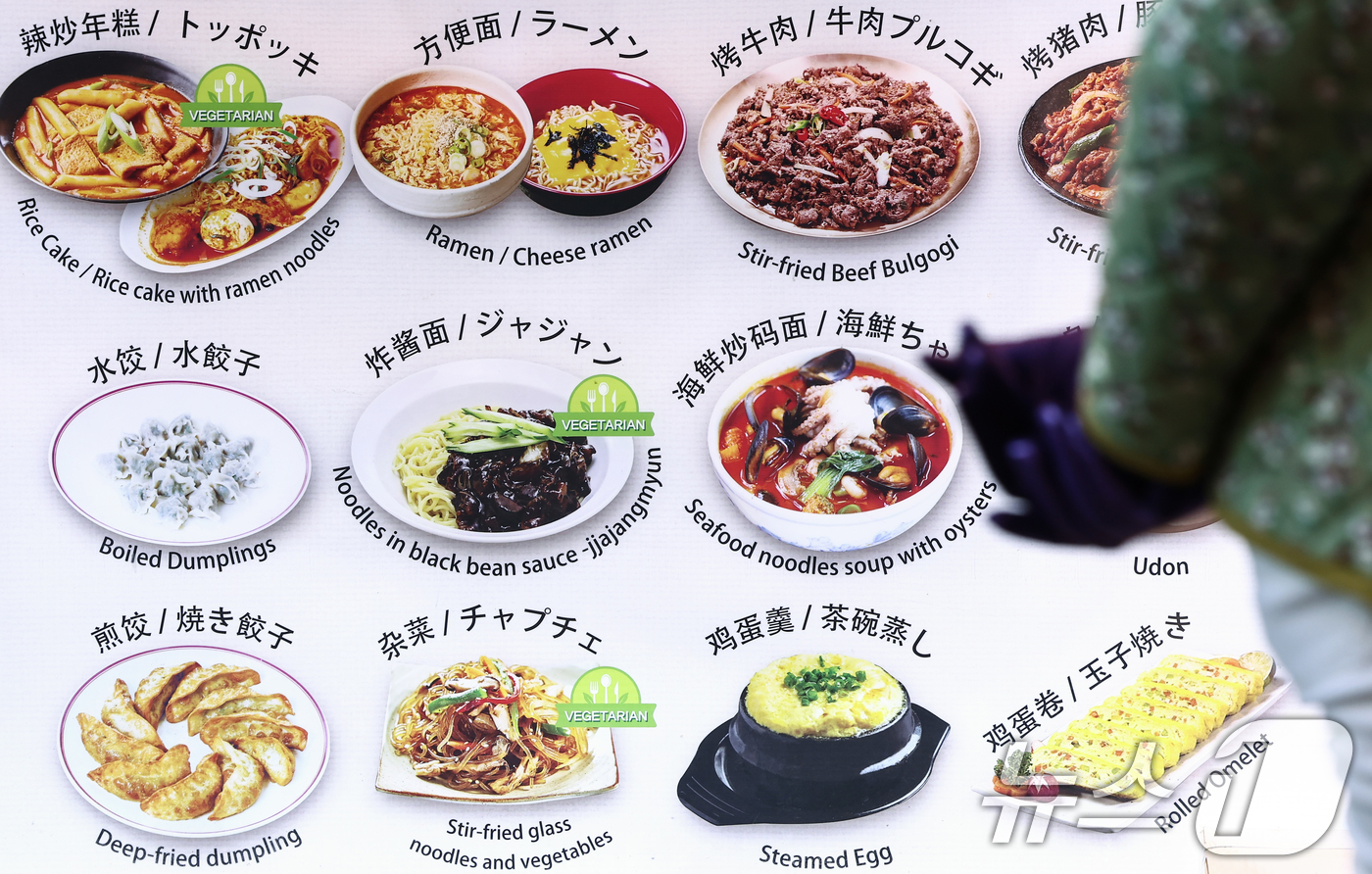 (서울=뉴스1) 김민지 기자 = 서민 음식으로 꼽히던 짜장면 가격이 눈에 띄게 오르며 외식비 부담을 키우고 있다.1일 한국소비자원 참가격에 따르면 지난해 서울의 평균 짜장면 가격은 …