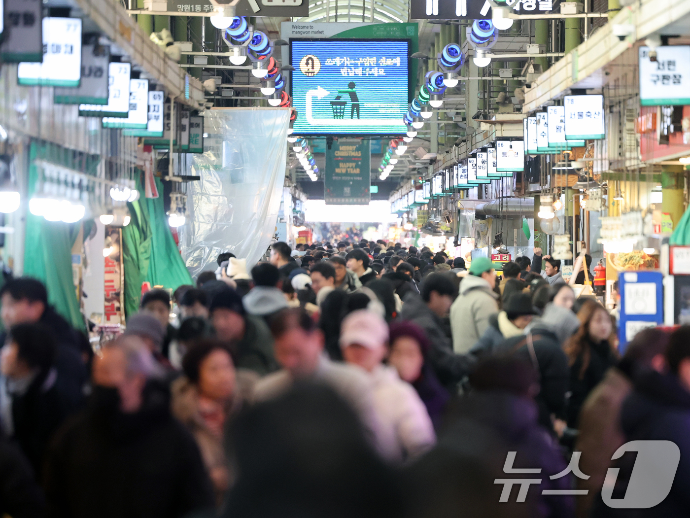 (서울=뉴스1) 황기선 기자 = 민족 최대명절 설을 앞둔 1일 서울 마포구 망원시장에서 시민들이 장을 보고 있다.이날 소상공인시장진흥공단의 '2026년 1월 소상공인시장 경기동향조 …