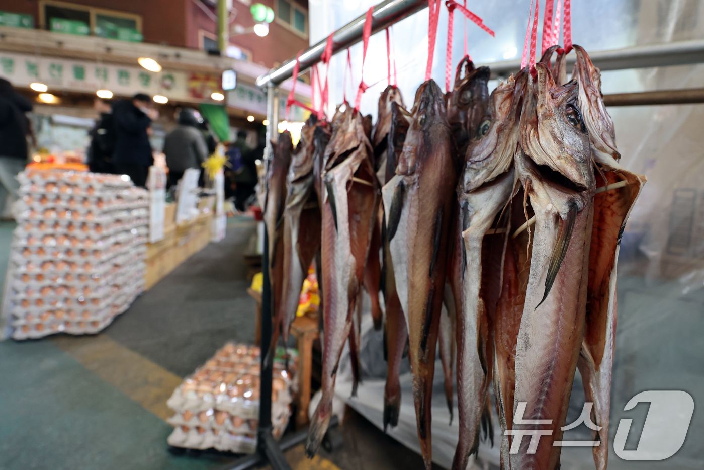 (서울=뉴스1) 황기선 기자 = 민족 최대명절 설을 앞둔 1일 서울 마포구 망원시장에서 시민들이 장을 보고 있다.이날 소상공인시장진흥공단의 '2026년 1월 소상공인시장 경기동향조 …