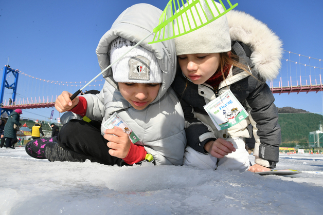 강원 겨울축제·관광지 북적…2월 첫 휴일 나들이 인파