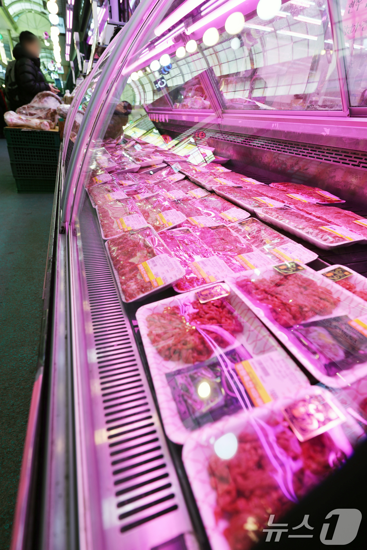 (서울=뉴스1) 황기선 기자 = 설 명절을 앞두고 돼지고기와 쇠고기, 계란 등 축산물 가격이 오름세를 보이고 있다.1일 축산물품질평가원 축산유통정보에 따르면, 지난달 28일 기준 …