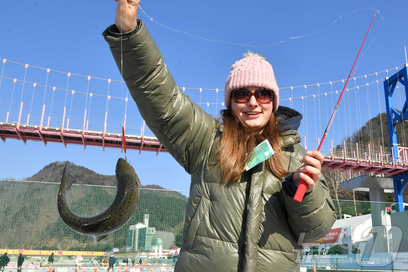 (화천=뉴스1) 윤왕근 기자 = 2026 화천산천어축제 폐막일인 1일, 축제장을 방문한 외국인 관광객들이 산천어 얼음낚시 재미에 흠뻑 빠져 있다.(화천군 제공, 재판매 및 DB 금 …
