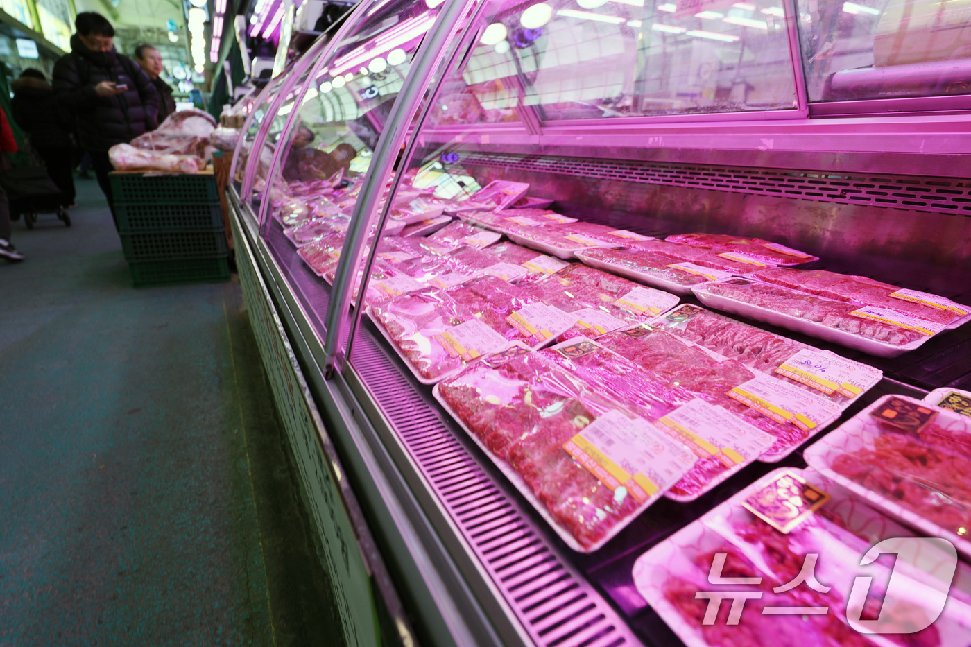 (서울=뉴스1) 황기선 기자 = 설 명절을 앞두고 돼지고기와 쇠고기, 계란 등 축산물 가격이 오름세를 보이고 있다.1일 축산물품질평가원 축산유통정보에 따르면, 지난달 28일 기준 …