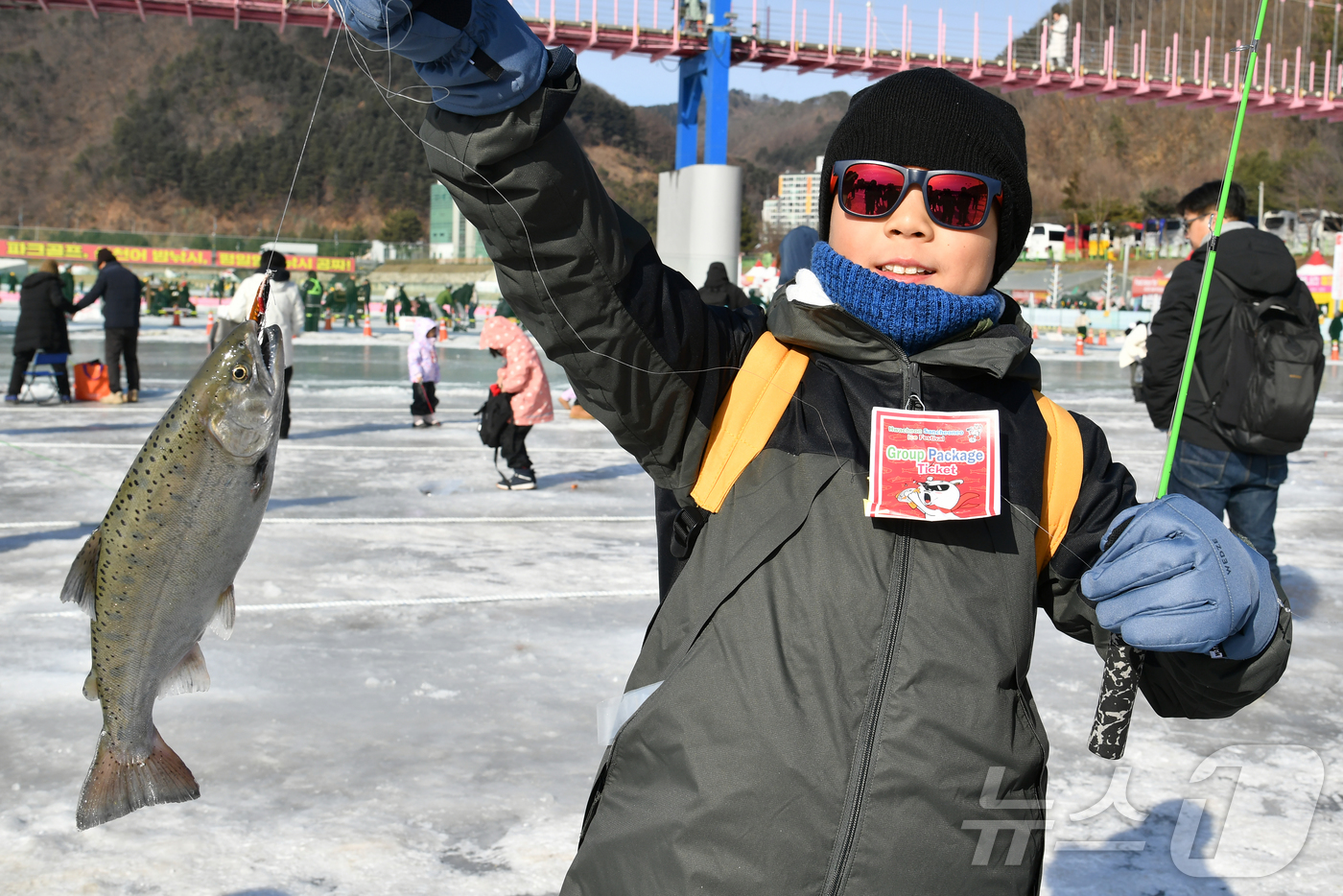 (화천=뉴스1) 윤왕근 기자 = 2026 화천산천어축제 폐막일인 1일, 축제장을 방문한 외국인 관광객들이 산천어 얼음낚시 재미에 흠뻑 빠져 있다.(화천군 제공, 재판매 및 DB 금 …