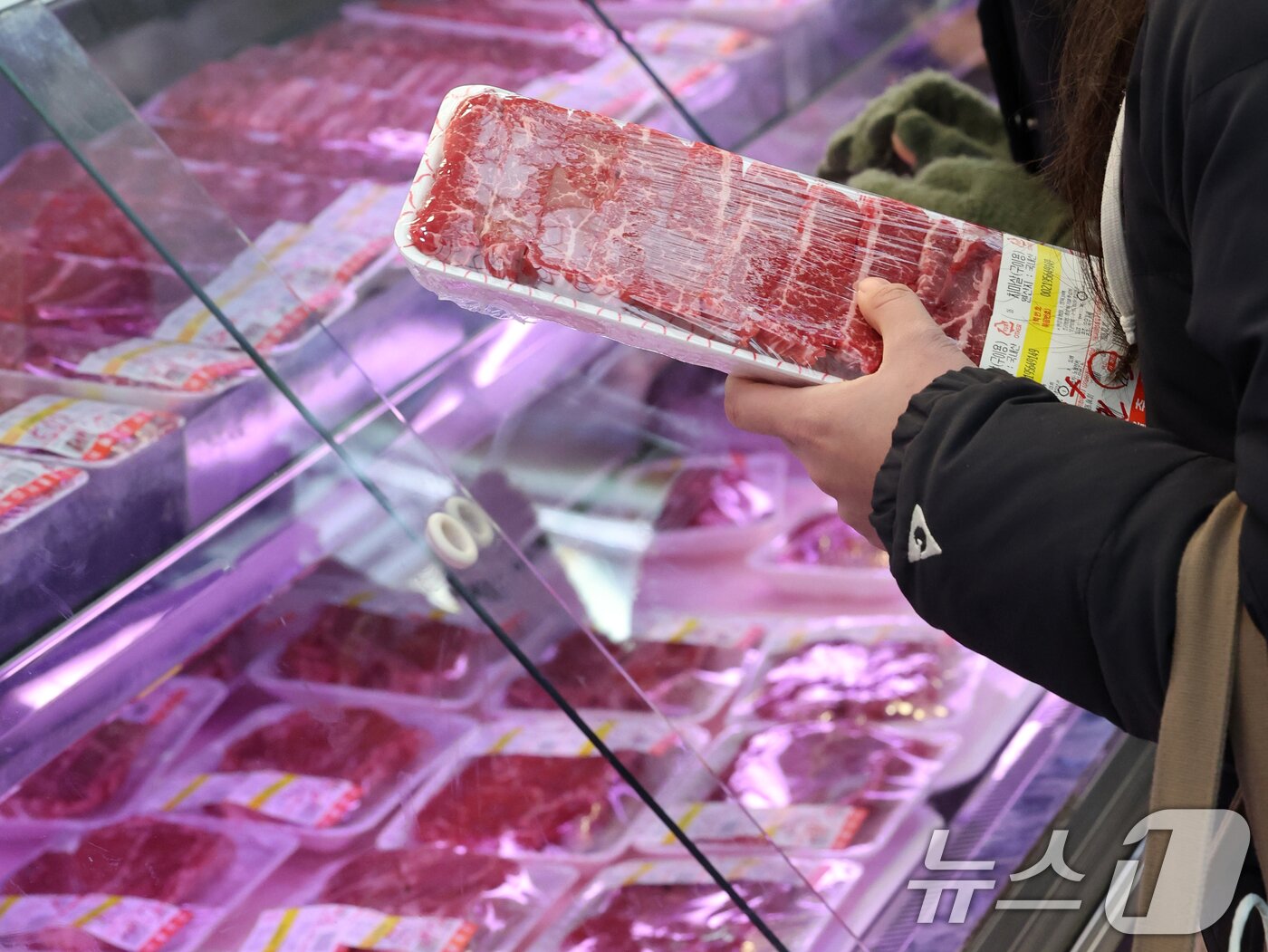 본문 이미지 - 서울시내 한 전통시장 정육점에서 시민들이 축산물을 살펴보는 모습.  ⓒ 뉴스1 황기선 기자