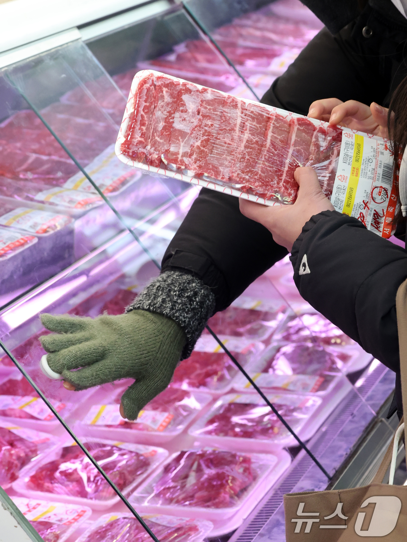 (서울=뉴스1) 황기선 기자 = 설 명절을 앞두고 돼지고기와 쇠고기, 계란 등 축산물 가격이 오름세를 보이고 있다.1일 축산물품질평가원 축산유통정보에 따르면, 지난달 28일 기준 …