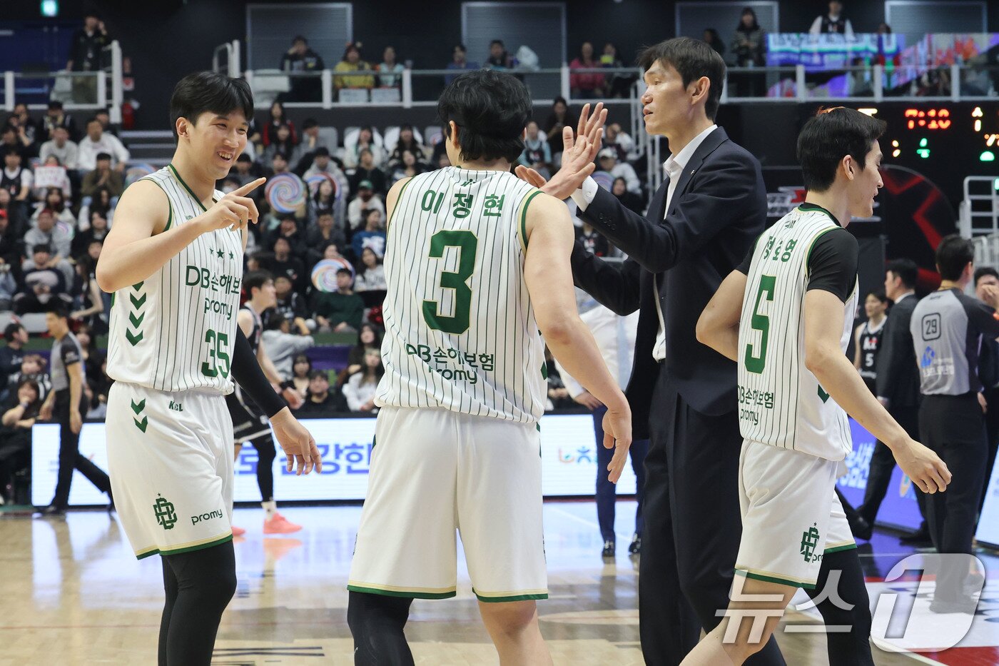 본문 이미지 - 1일 오후 경기 수원KT소닉붐아레나에서 열린 2025-2026 LG전자 프로농구 수원 KT와 원주 DB의 경기에서 DB 선수들이 수비 후 득점에 성공한 뒤 김주성 감독과 하이파이브를 하고 있다. 2026.2.1/뉴스1 ⓒ News1 이광호 기자