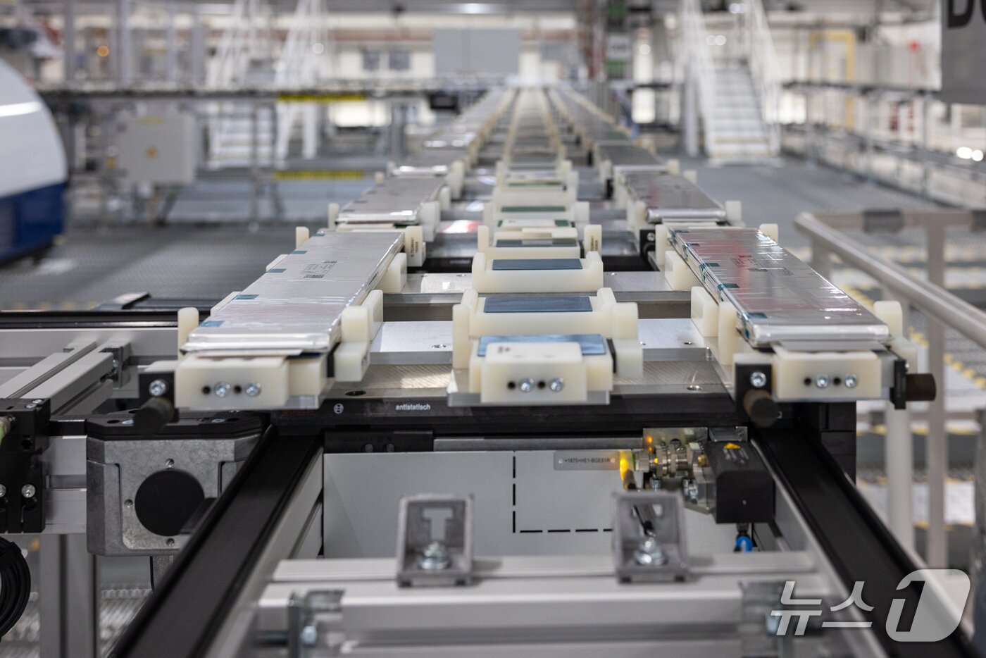 본문 이미지 - 슬로바키아 서부 호르나스트레다 소재 '포르쉐스마트배터리샵'(PSBS)에 공급된 LG에너지솔루션의 파우치형 NMCA(니켈·망간·코발트·알루미늄) 배터리셀의 모습(자료사진. 포르쉐 제공). 2026.01.27.