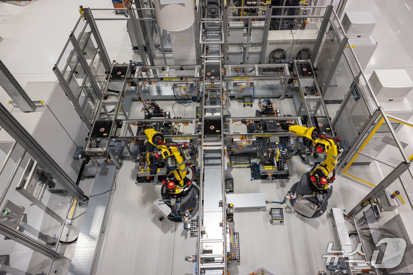 본문 이미지 - 슬로바키아 서부 호르나스트레다 소재 '포르쉐스마트배터리샵'(PSBS)에서 로봇팔이 '카이엔 일렉트릭'에 탑재될 배터리 모듈을 생산하고 있는 모습(자료사진. 포르쉐 제공). 2026.01.27.