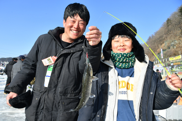 13세 소년의 산천어축제 사랑…'23일간 밤낮' 얼음낚시