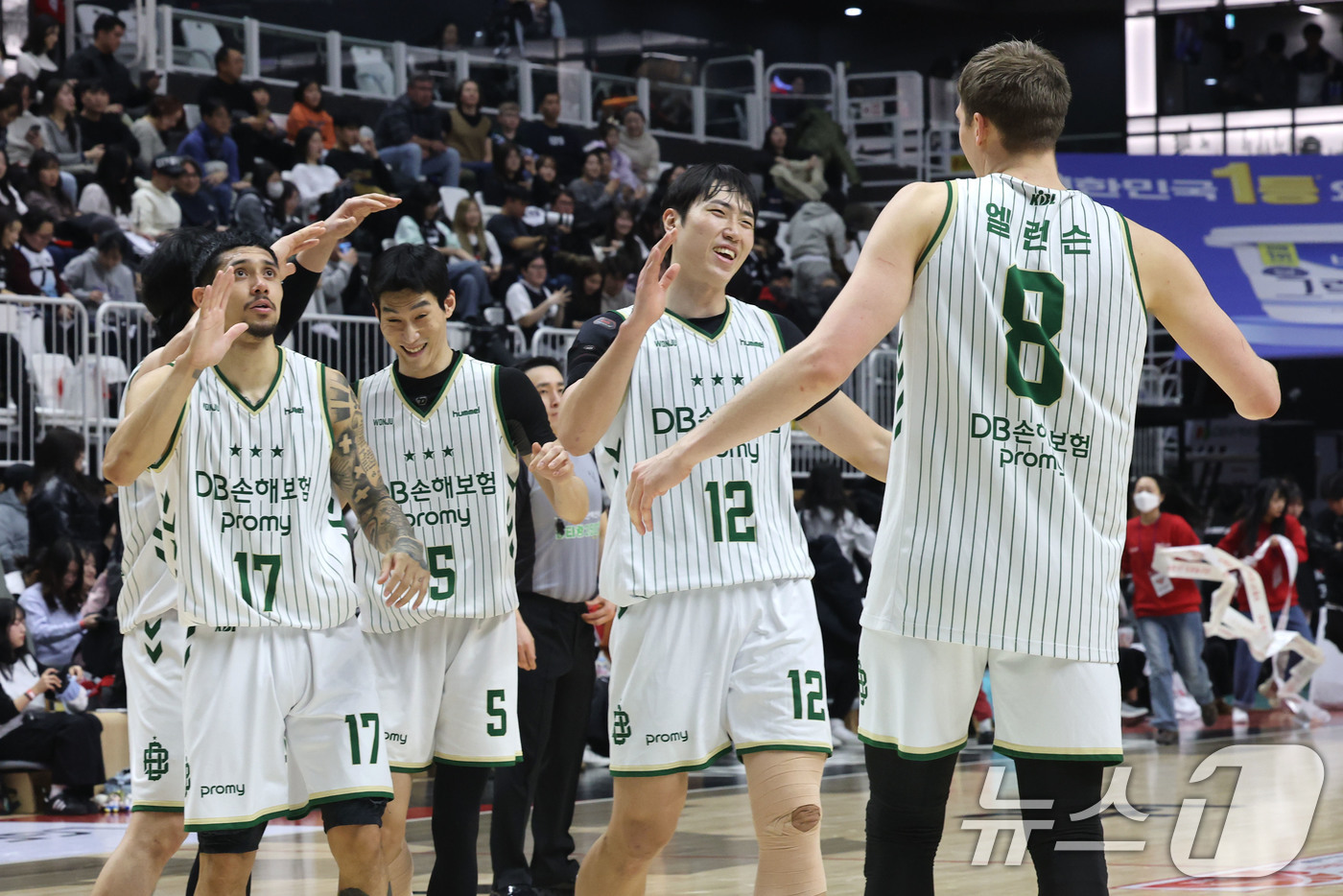 (수원=뉴스1) 이광호 기자 = 1일 오후 경기 수원KT소닉붐아레나에서 열린 2025-2026 LG전자 프로농구 수원 KT와 원주 DB의 경기에서 96대 89로 승리한 DB선수들이 …