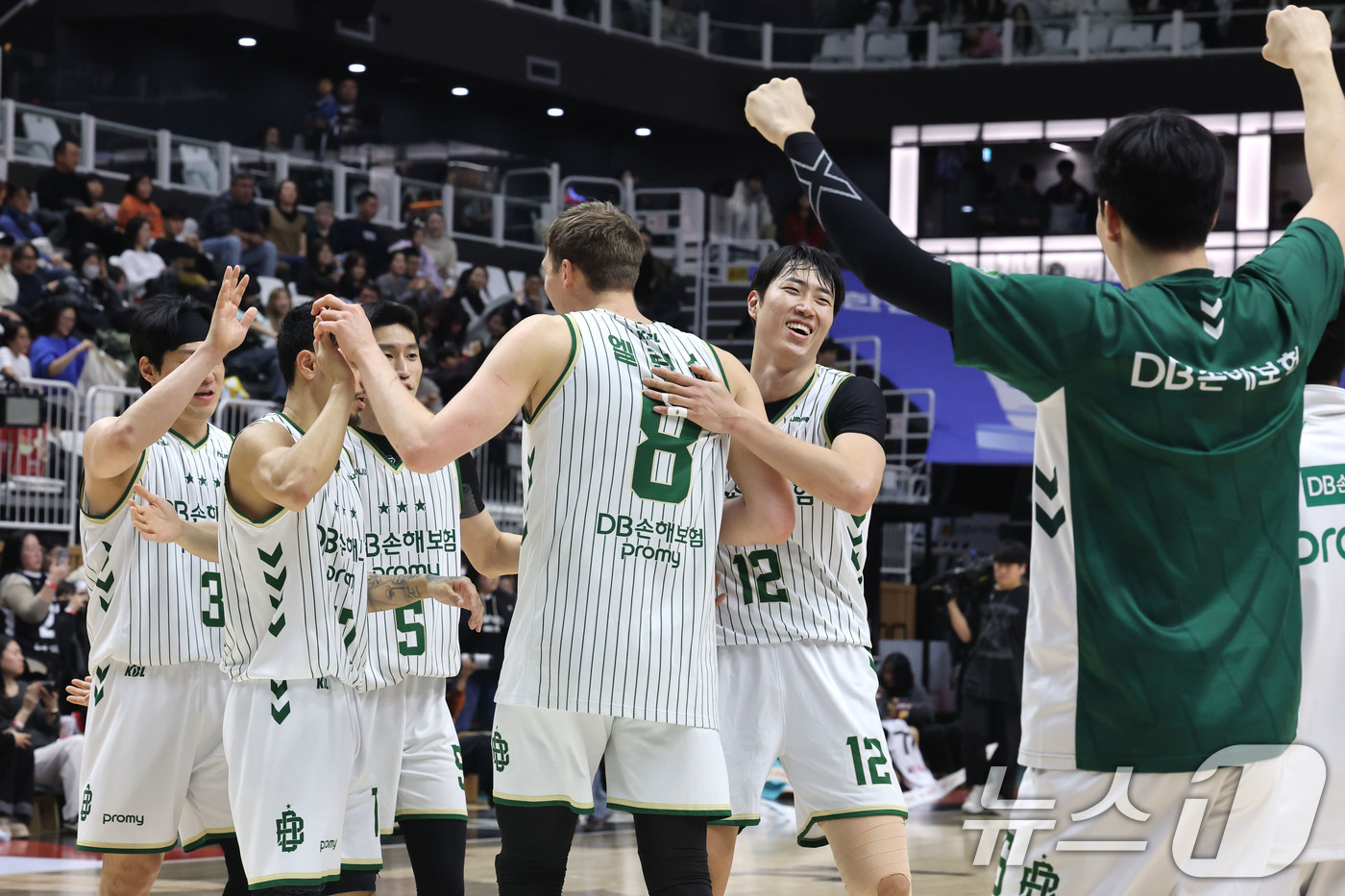 (수원=뉴스1) 이광호 기자 = 1일 오후 경기 수원KT소닉붐아레나에서 열린 2025-2026 LG전자 프로농구 수원 KT와 원주 DB의 경기에서 96대 89로 승리한 DB선수들이 …