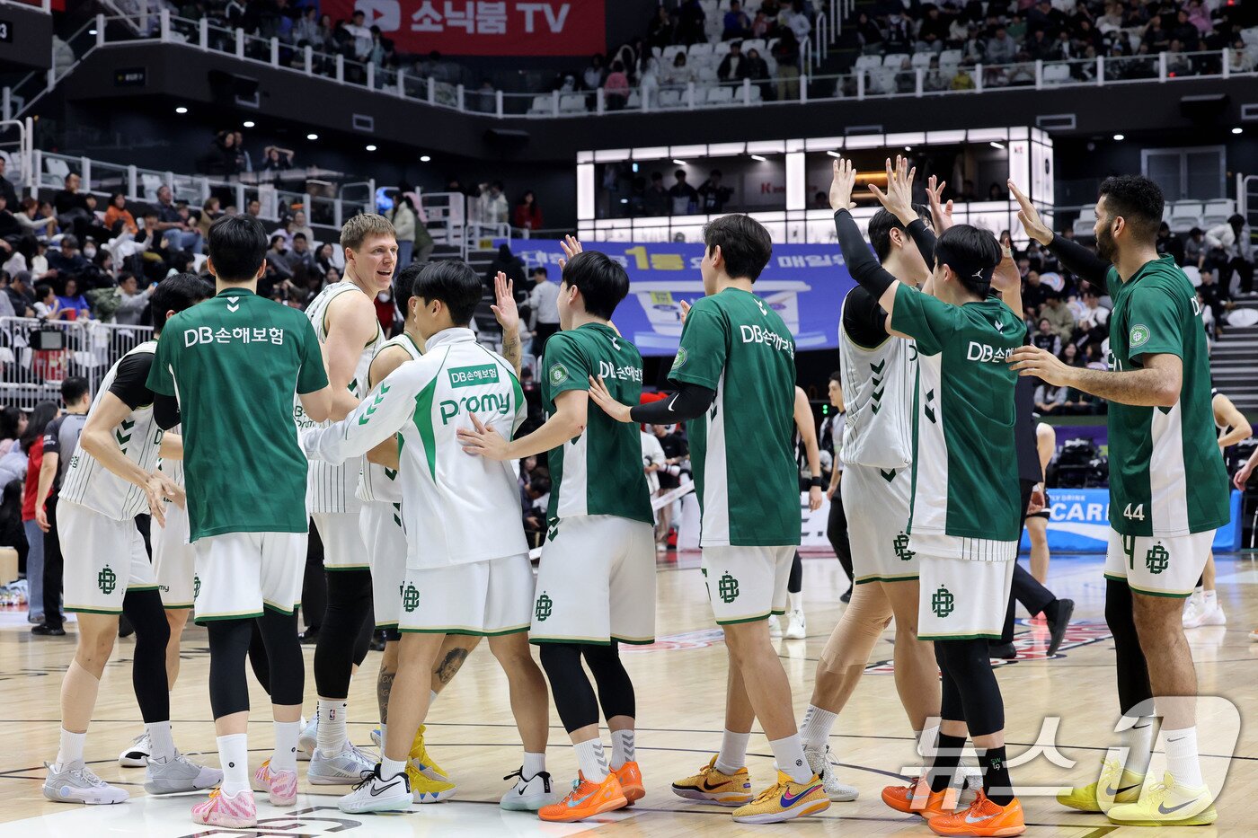 본문 이미지 - 1일 오후 경기 수원KT소닉붐아레나에서 열린 2025-2026 LG전자 프로농구 수원 KT와 원주 DB의 경기에서 96대 89로 승리한 DB선수들이 기쁨을 나누고 있다. 2026.2.1/뉴스1 ⓒ News1 이광호 기자