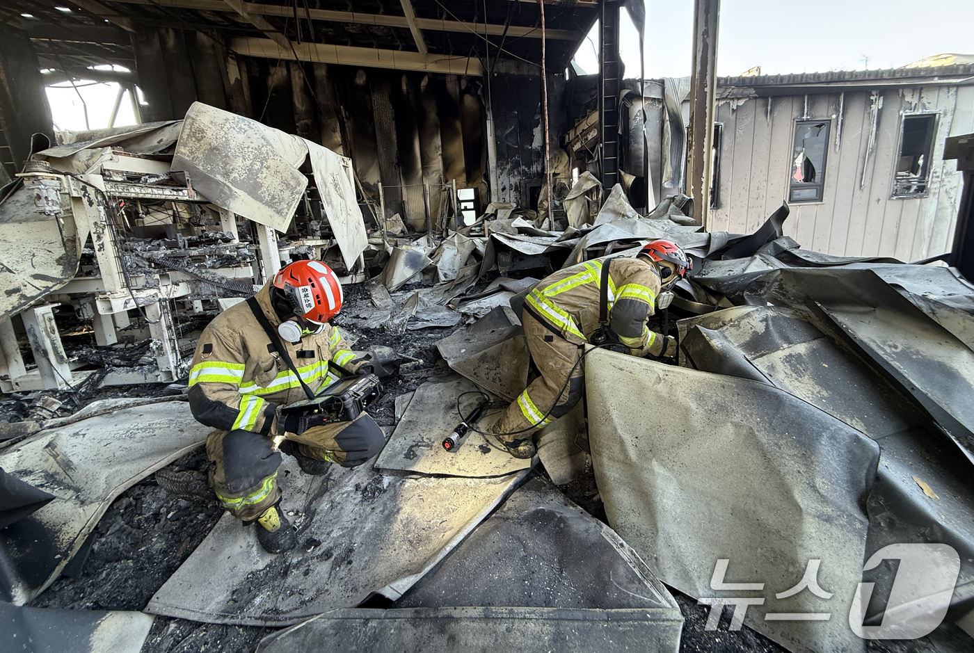 (음성=뉴스1) 김용빈 기자 = 1일 오후 충북 음성군 생활용품 생산 공장 화재 현장에서 소방당국이 실종된 외국인 근로자 수색 작업을 하고 있다. (음성소방서 제공. 재판매 및 D …