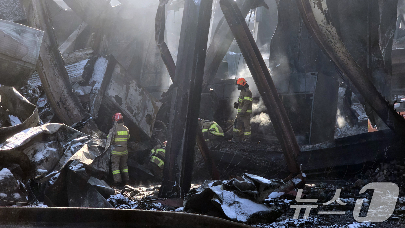 (음성=뉴스1) 김용빈 기자 = 1일 오후 충북 음성군 생활용품 생산 공장 화재 현장에서 소방당국이 실종된 외국인 근로자 수색 작업을 하고 있다. (음성소방서 제공. 재판매 및 D …