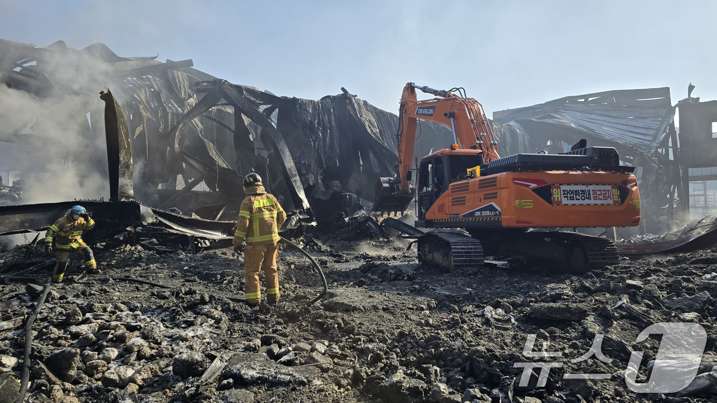 (음성=뉴스1) 김용빈 기자 = 1일 오후 충북 음성군 생활용품 생산 공장 화재 현장에서 소방당국이 실종된 외국인 근로자 수색 작업을 하고 있다. (음성소방서 제공. 재판매 및 D …