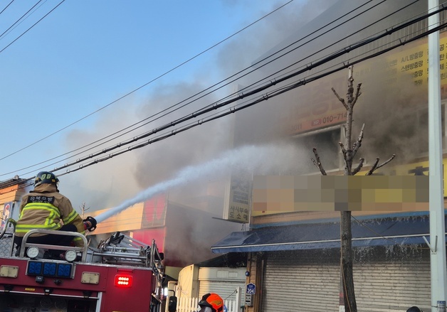 청주 상가건물 화재…옆 건물 옮겨붙어