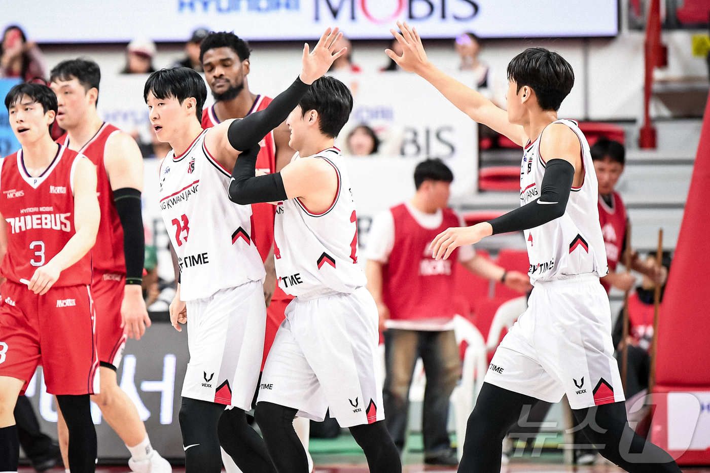 (울산=뉴스1) = 1일 오후 울산 동천체육관에서 열린 2025-2026 LG전자 프로농구 울산 현대모비스와 안양 정관장의 경기에서 승리를 거둔 정관장 전성현이 박정웅과 하이파이브 …