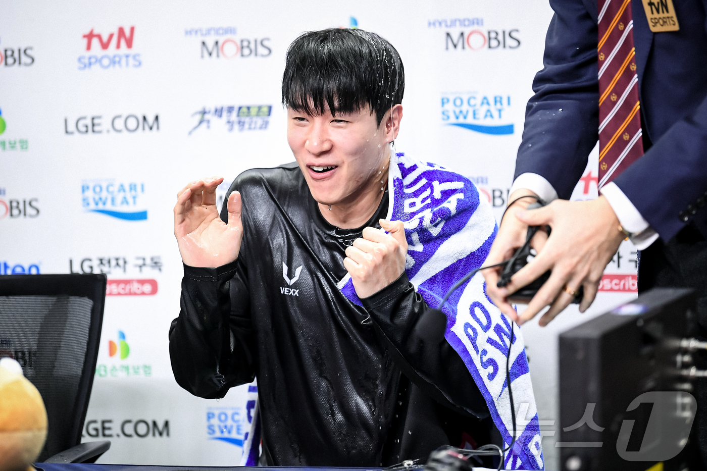 (울산=뉴스1) = 1일 오후 울산 동천체육관에서 2025-2026 LG전자 프로농구 울산 현대모비스와 안양 정관장의 경기를 마친 정관장 전성현이 승리 인터뷰 중 축하 물세례를 맞 …