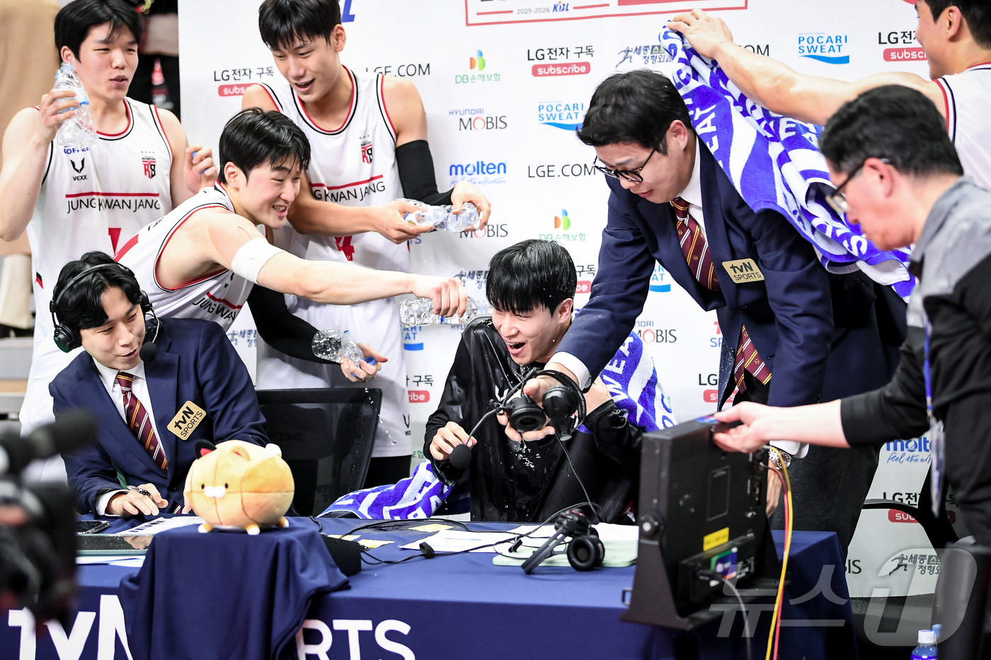 (울산=뉴스1) = 1일 오후 울산 동천체육관에서 2025-2026 LG전자 프로농구 울산 현대모비스와 안양 정관장의 경기를 마친 정관장 전성현이 인터뷰 중 물세례를 맞고 있다. …