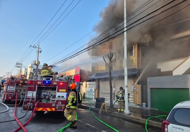 청주 상가건물 화재…인화성 물질로 진화 어려워(종합)