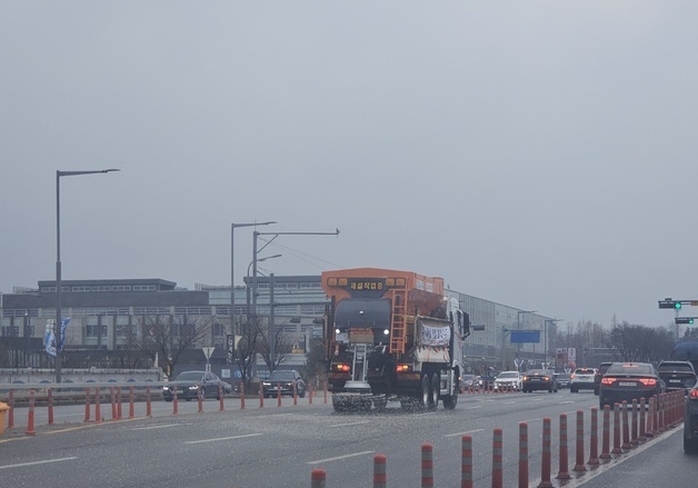 수원지역 '최대 10㎝' 강설 예보…시 전역 제설제 살포
