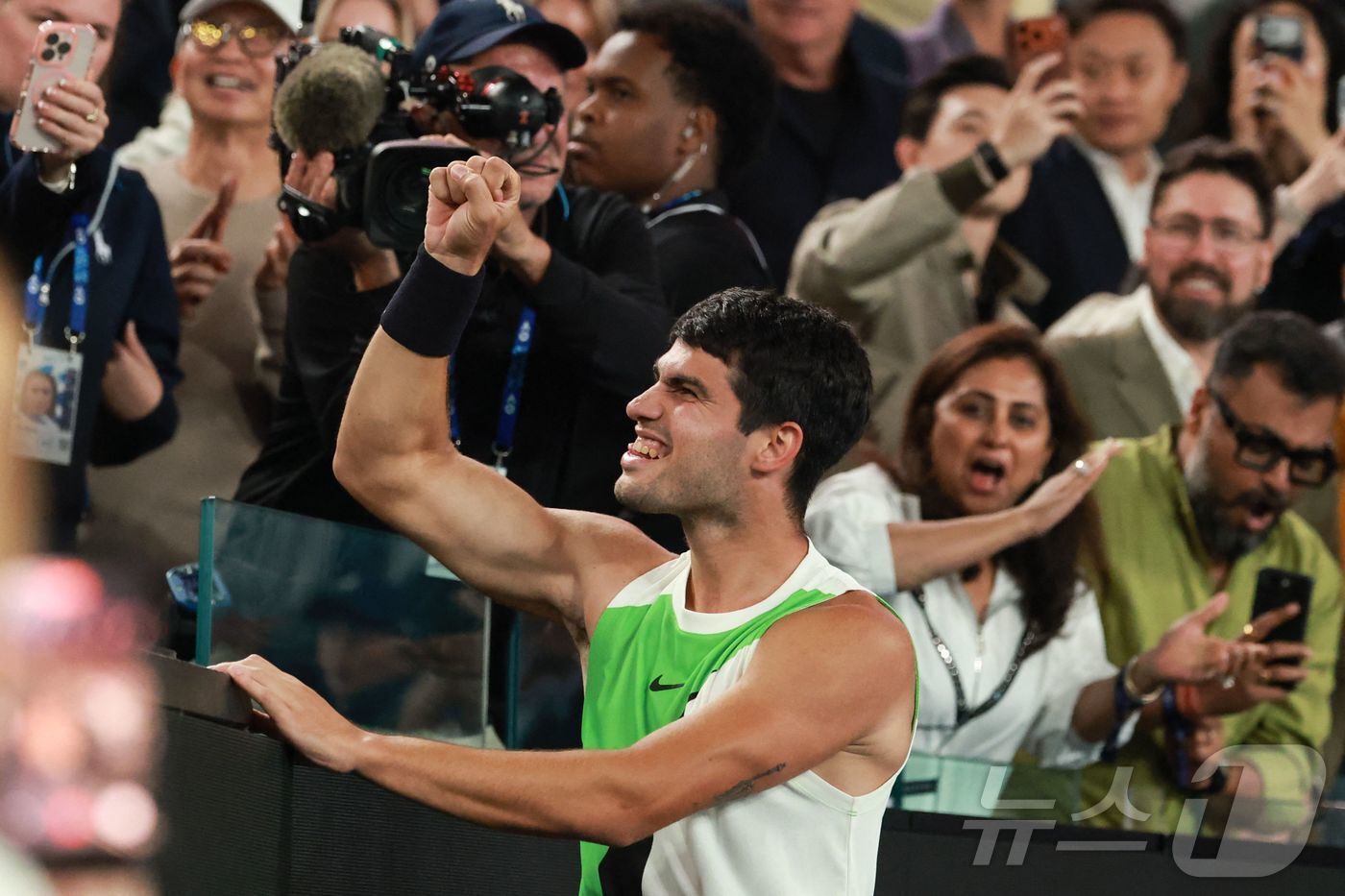 본문 이미지 - 알카라스가 조코비치를 꺾고 호주오픈 남자 단식 우승을 차지했다.ⓒ AFP=뉴스1