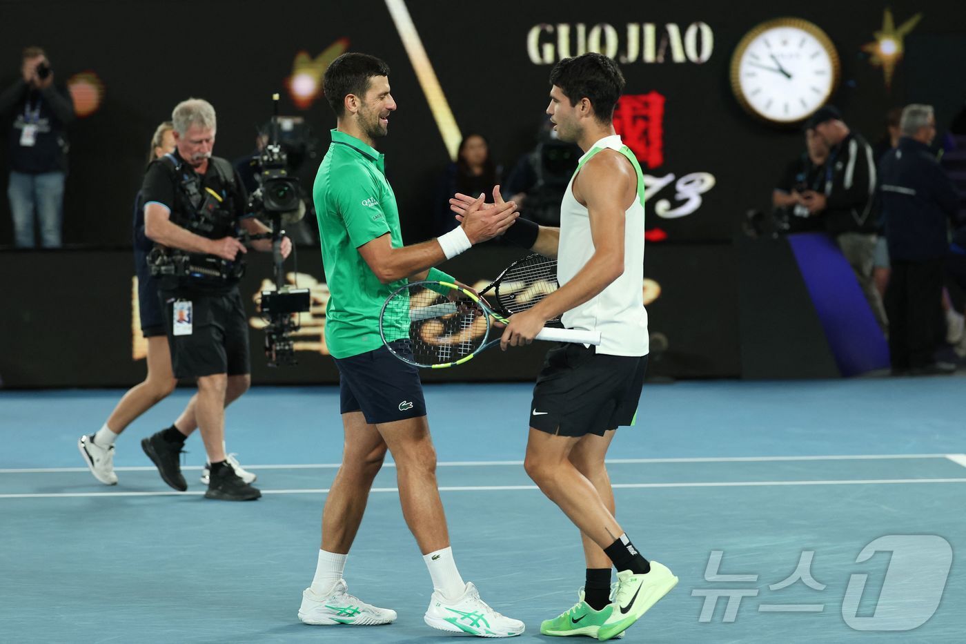 본문 이미지 - 호주오픈 결승에서 맞붙은 조코비치(왼쪽)와 알카라스. ⓒ AFP=뉴스1